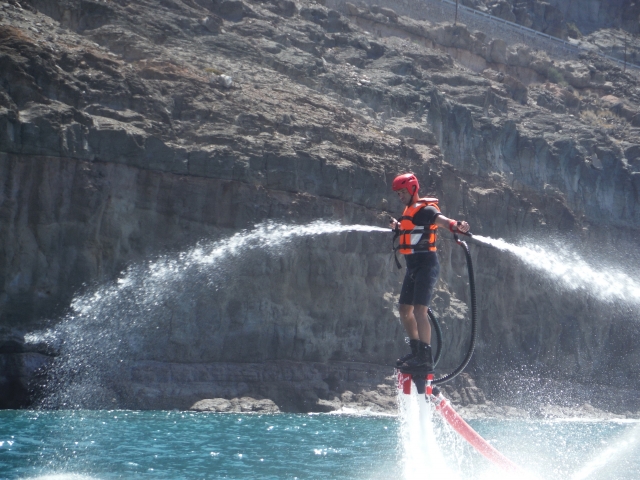 Diviértete haciendo flyboard